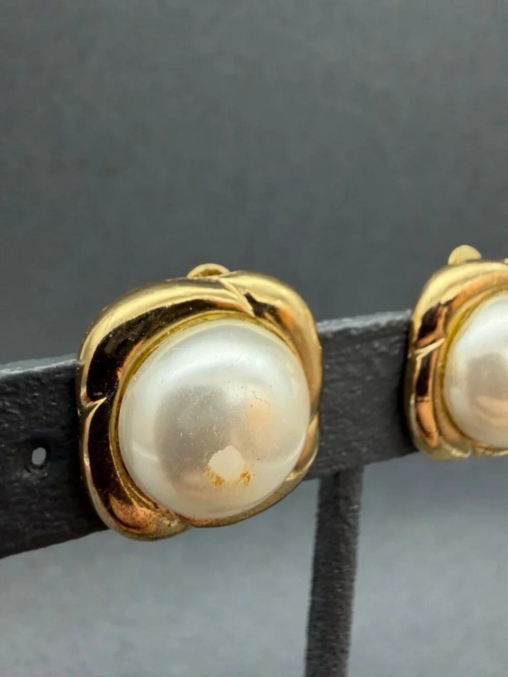 Jaclyn Smith Classics Clip Earrings 0.75 In As Is Gold White Pearl Vintage Retro